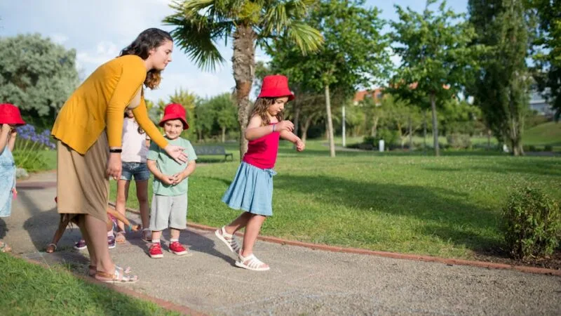 Jouer dehors : bienfaits pour les enfants