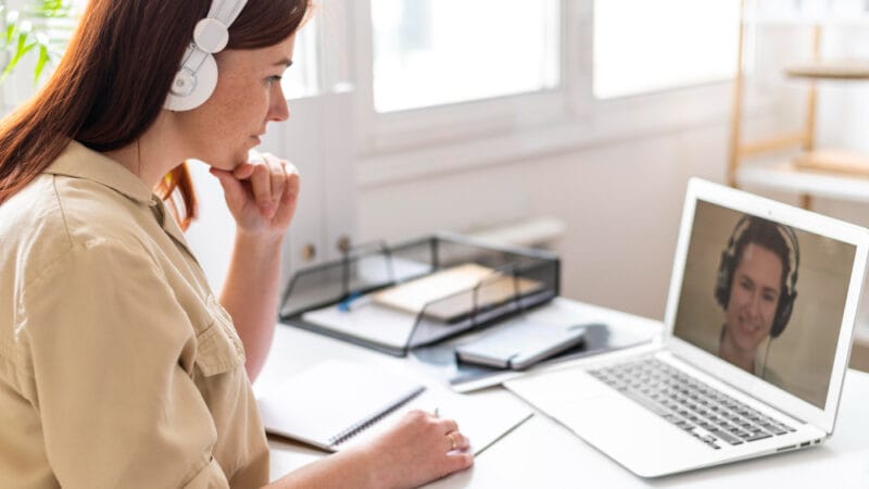 Formation à distance : la solution idéale pour les parents qui souhaitent se reconvertir