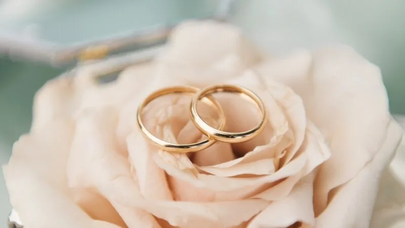 Alliance et bague de fiançailles : ces bijoux qui deviennent le premier héritage de votre famille
