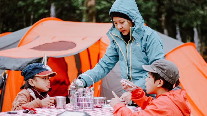 Vacances camping en famille avec enfants : organisation 2026