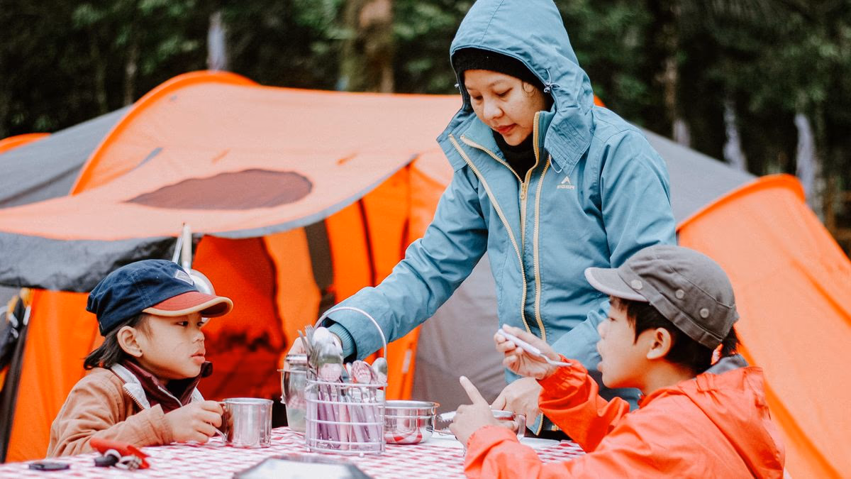 Vacances camping en famille avec enfants : organisation 2026