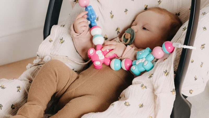 Activités sensorielles bébé : stimuler son éveil dès la naissance